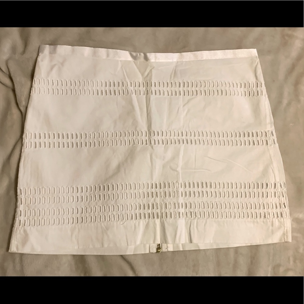 Short white cotton skirt